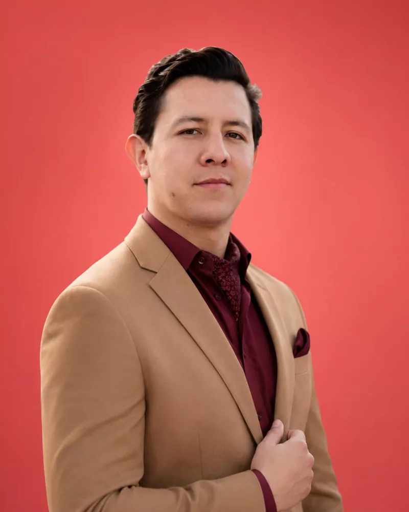 Imitador de José José con saco beige y camisa burgundy — look contemporáneo
